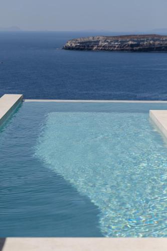 Der Swimmingpool an oder in der Nähe von Omna Caldera Suites