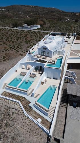 Der Swimmingpool an oder in der Nähe von Omna Caldera Suites