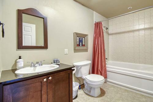 een badkamer met een wastafel, een toilet en een bad bij 146 Borealis - Close to the Mountains in Mont-Tremblant in Mont-Tremblant