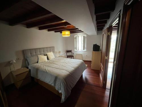 a bedroom with a large bed in a room at La casa del valle in Viveiro