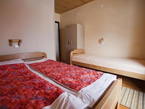a room with two beds in a room at 3M Pansioni in Vlasina Rid