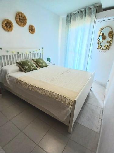 Una cama grande en una habitación con en apartamento Cabo de Gata, en Cabo de Gata
