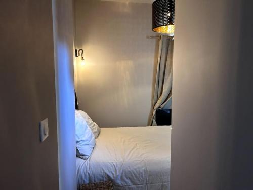 - une petite chambre avec un lit et une lampe dans l'établissement Le Vernet - Centre historique, à Avignon