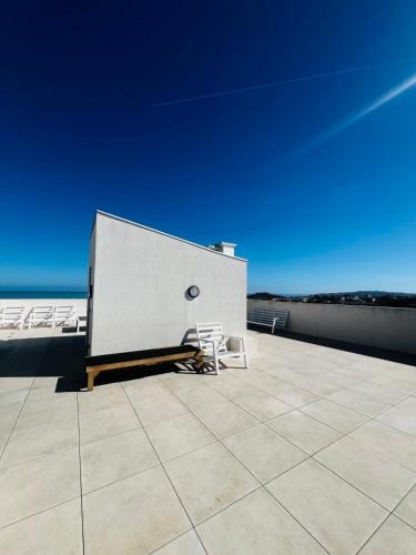 une paire de chaises assises sur le toit d'un bâtiment dans l'établissement Les Cigales, à Antibes