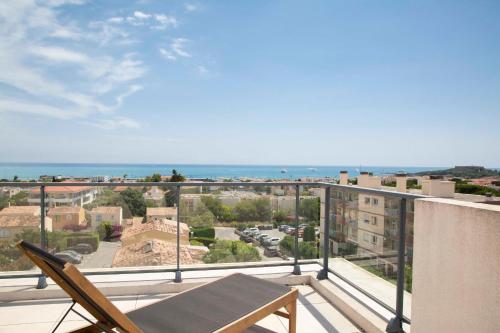 un balcon avec une table et une vue sur l'océan dans l'établissement Les Cigales, à Antibes