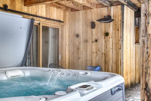 Photo de la galerie de l'établissement Grand chalet récent avec Jacuzzi, ski au pied, à Praz-sur-Arly