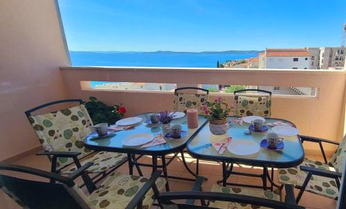 Seaview Apt, communal swimming pool, 250m to beach, parking, 4km to Trogir old town