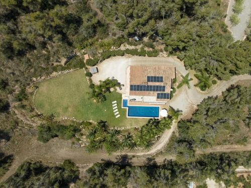 an aerial view of a house with a pool at Finca es Foners en Felanitx con piscina y jacuzzis en suite in Felanitx