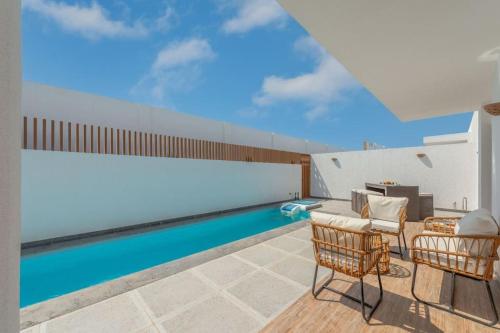 Bazén v ubytování Luxury Villa with private pool Sholan 2 nebo v jeho okolí