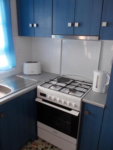 Una cocina o cocineta en Right on the beach- BEACHFRONT-Best unit -Paros
