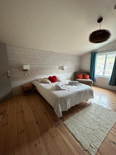 une chambre avec un grand lit et un tapis dans l'établissement Centre de bien-être Le Miel et l'Eau, à Clermont-Dessous