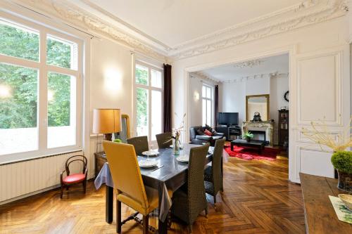 une salle à manger et un salon avec une table et des chaises dans l'établissement La Suite Joli Coeur - Appt type Ecole de Nancy, à Nancy