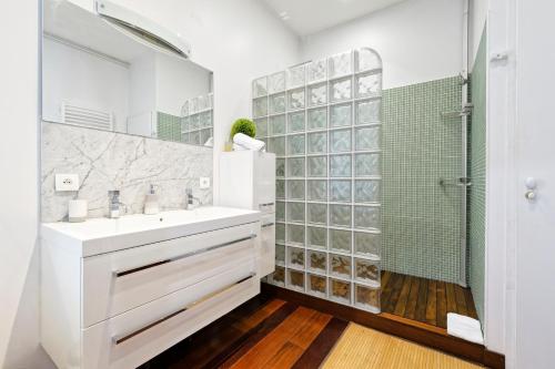 a bathroom with a sink and a shower at La Suite Joli Coeur - Appt type Ecole de Nancy in Nancy