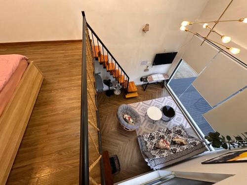 una vista sul soffitto di un soggiorno e una scala in una casa di Gia Hạ House View Đồi Thông-Pine hill-R21 a Da Lat