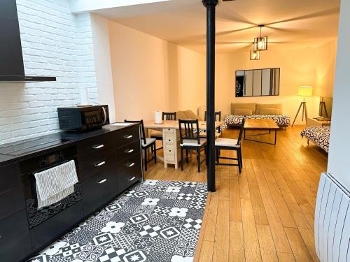 un salon avec une cuisine et un salon avec un canapé dans l'établissement GRAND APPARTEMENT Paris 10, à Paris
