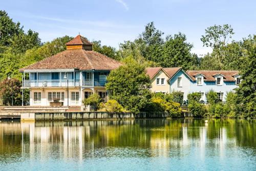 Fotografia z galérie ubytovania Charmante Maisonette au bord du lac avec piscine v destinácii Marciac