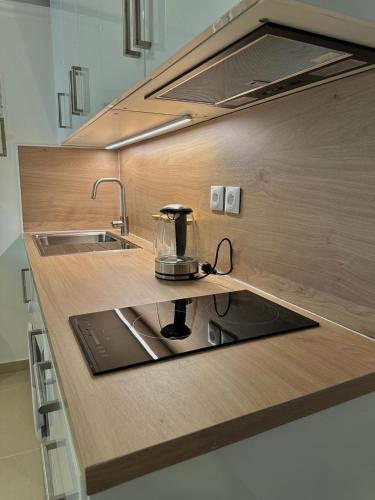 - un comptoir de cuisine avec une bouilloire et une cuisinière dans l'établissement Studio Moderne et Spacieux, à Draveil