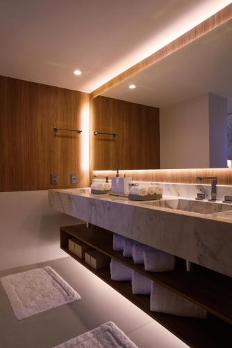 a bathroom with a large sink and a mirror at Kubitschek Plaza Hotel in Brasilia