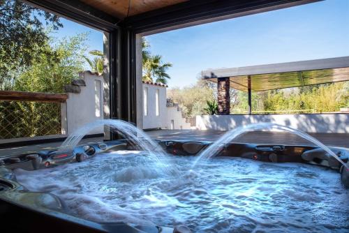 a hot tub with water jets in a backyard at La Pura Vida 34 in Pignan