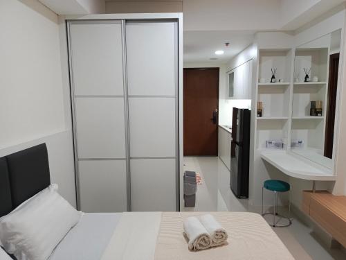 Ένα ή περισσότερα κρεβάτια σε δωμάτιο στο Pollux High Rise Apartments at Batam Center with Netflix by MESA