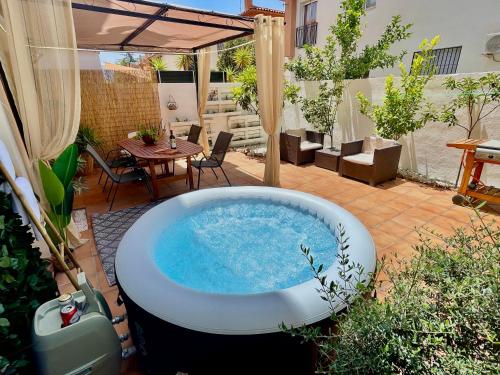 Bazén v ubytování Casa rural Lomalinda nebo v jeho okolí