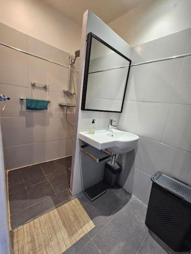 une salle de bain avec un lavabo et un miroir dans l'établissement Vue Panoramique front de Mer !, à Fleury