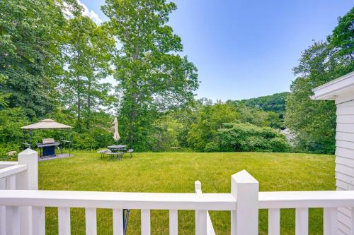 Gloucester Home with Large Yard 1 Mi to Beach!にある庭