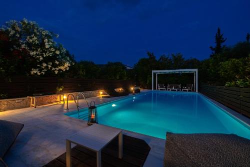 Bazén v ubytovaní SUN VILLA GLYFADA alebo v jeho blízkosti