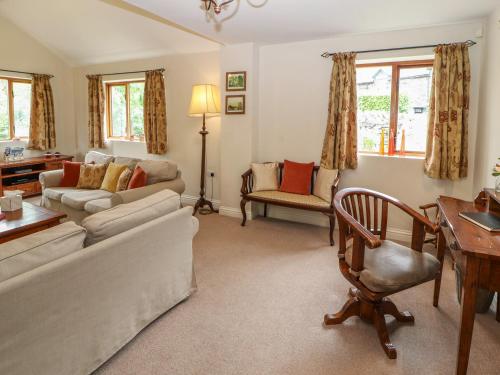 una sala de estar con un sofá y una mesa en Becks Fold, en Coniston