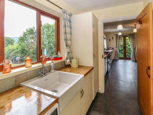 una cocina con fregadero y ventana en Becks Fold, en Coniston