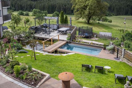 una vista aérea de un patio trasero con piscina en Residence Grünbacher, en Issengo