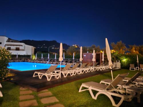 Bazén v ubytování Residence Villa Giardini nebo v jeho okolí