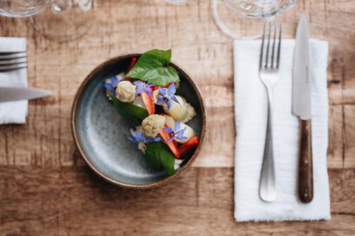 un plato de comida en una mesa con un tenedor y un cuchillo en BANDIAT Le Domaine, en Fargeas