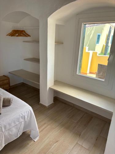 a bedroom with a bed and a window at Apartamento Siete Pameras 1 in Cala en Blanes