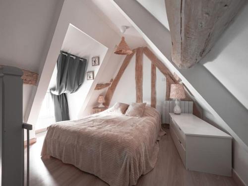 - une chambre blanche avec un lit et un escalier dans l'établissement Maison Piscine & Tennis - Collection Idylliq, à Muids