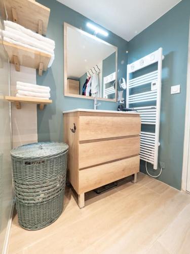 une salle de bain avec un lavabo et un miroir dans l'établissement Maison Piscine & Tennis - Collection Idylliq, à Muids