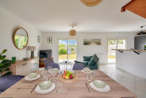 - une salle à manger et un salon avec une table en bois dans l'établissement Maison pour 4 adultes, 1 enfant à 200m de la plage, au Guilvinec