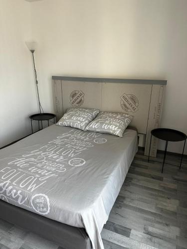 - une chambre avec un grand lit et 2 tables dans l'établissement Californie, à Nice