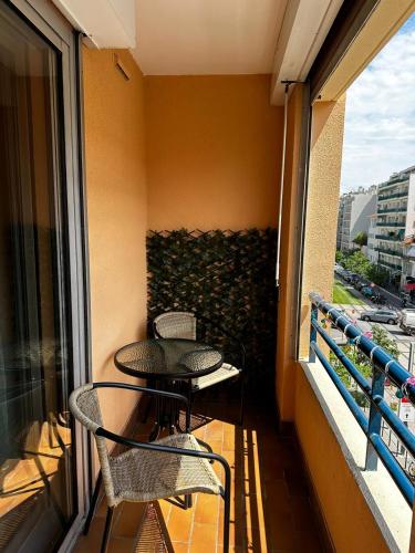 un balcon avec deux chaises et une table sur un balcon dans l'établissement Californie, à Nice