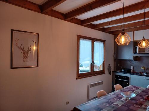 une salle à manger avec une table et une fenêtre dans l'établissement Morillon chalet-apartment for 6, à Morillon