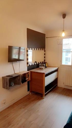 - une cuisine avec un comptoir et une télévision dans la chambre dans l'établissement Studio cosy Nice centre quartier Musiciens, à Nice