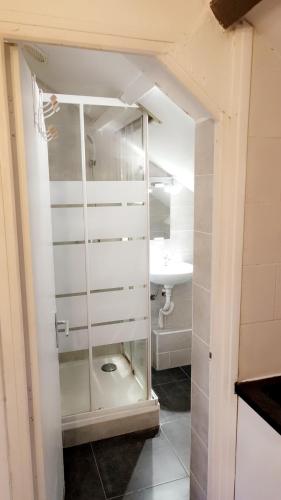 La salle de bains est pourvue d'une armoire en verre et d'un lavabo. dans l'établissement Studio cosy Nice centre quartier Musiciens, à Nice