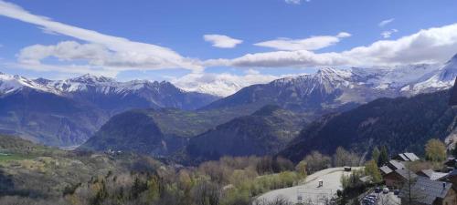 - une vue sur une chaîne de montagnes avec des montagnes enneigées dans l'établissement Studio montagne 4 personnes, au Corbier