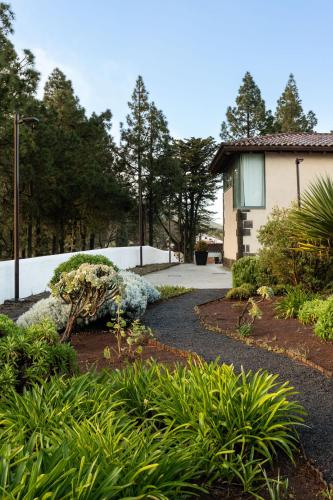 a garden with plants in front of a house at Parador de Cruz de Tejeda in Tejeda