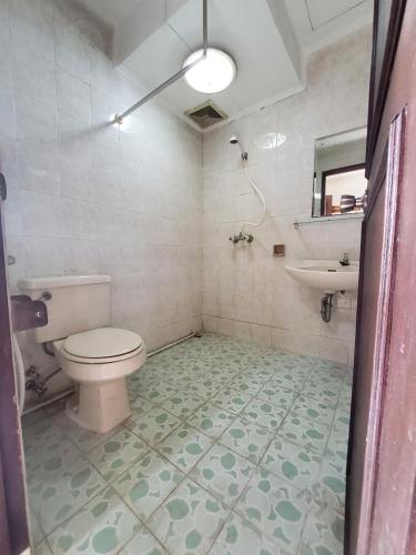 uma casa de banho com um WC e um lavatório em Hotel kumala samudra em Tjikakaka