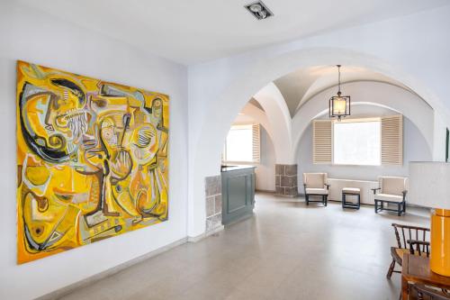 a room with a large painting on the wall at Parador de Cruz de Tejeda in Tejeda