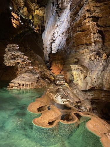 - une piscine d'eau dans une grotte dans l'établissement gîte en pierre le paradis parc clôturé spa jacuzzi 5 places piscine au Périgord pourpre 9km de bergerac, à Saint-Aubin-de-Lanquais