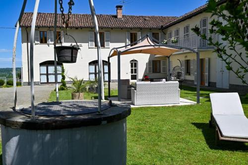 Ein Garten an der Unterkunft La perla di Asti con Jacuzzi e Sauna