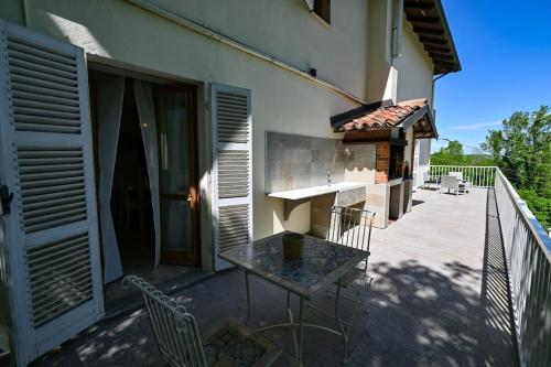 Ein Balkon oder eine Terrasse in der Unterkunft La perla di Asti con Jacuzzi e Sauna
