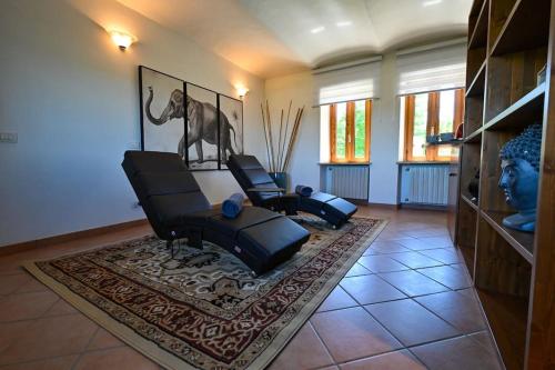 Ein Sitzbereich in der Unterkunft La perla di Asti con Jacuzzi e Sauna